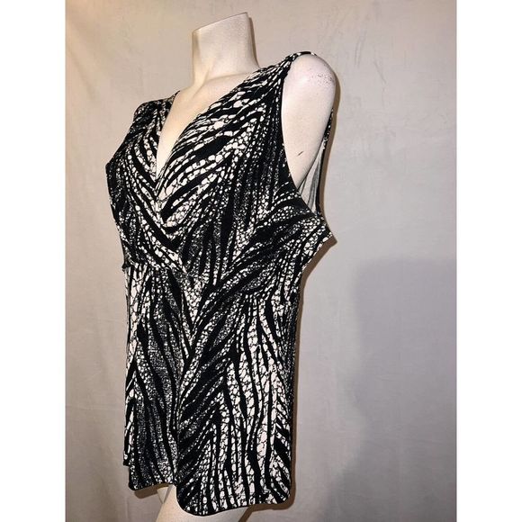 Chico's Monochrome Abstract V-Neck Blouse - Picture 3 of 5